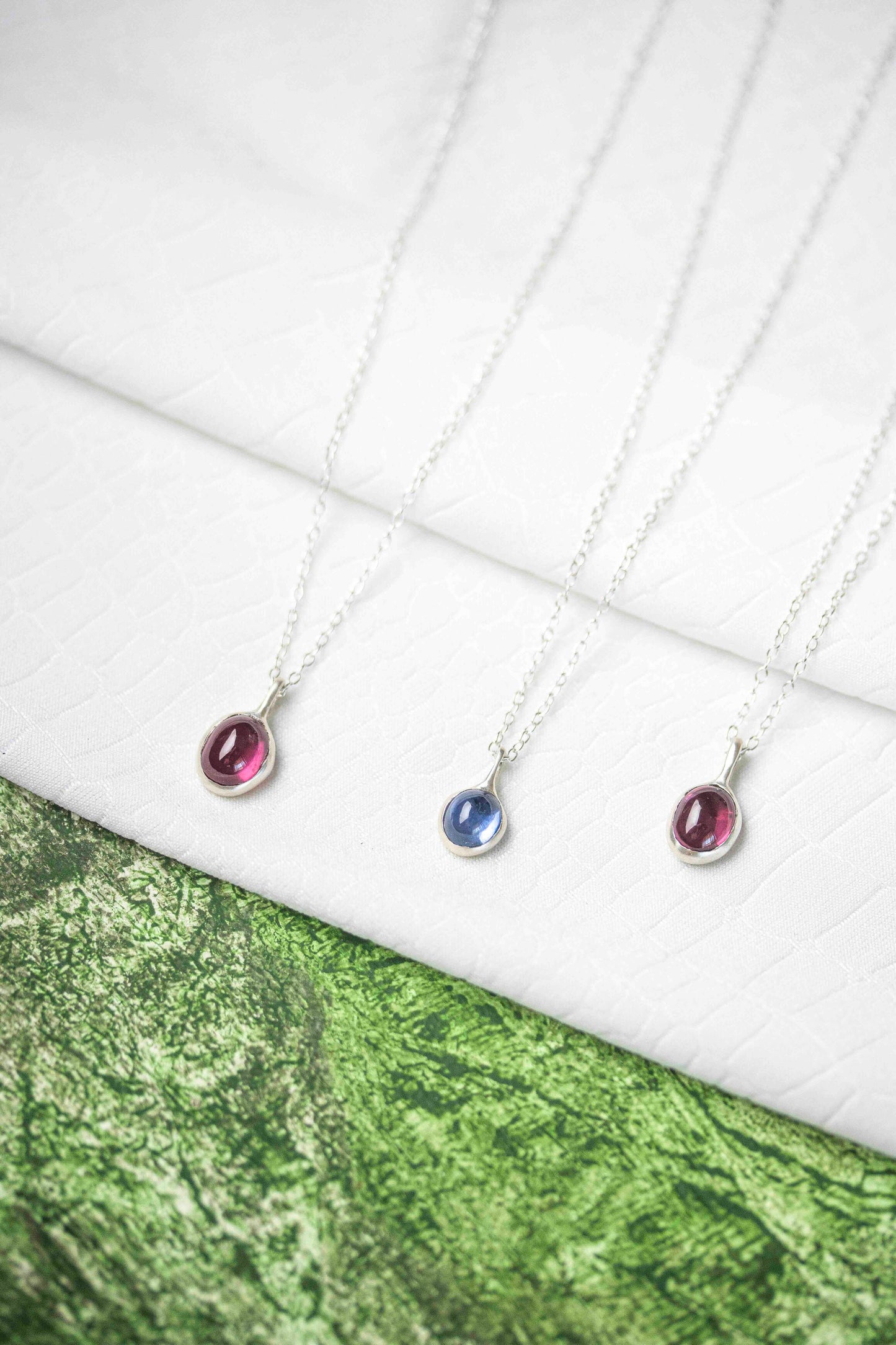 Collection de pendentifs en pierres précieuses