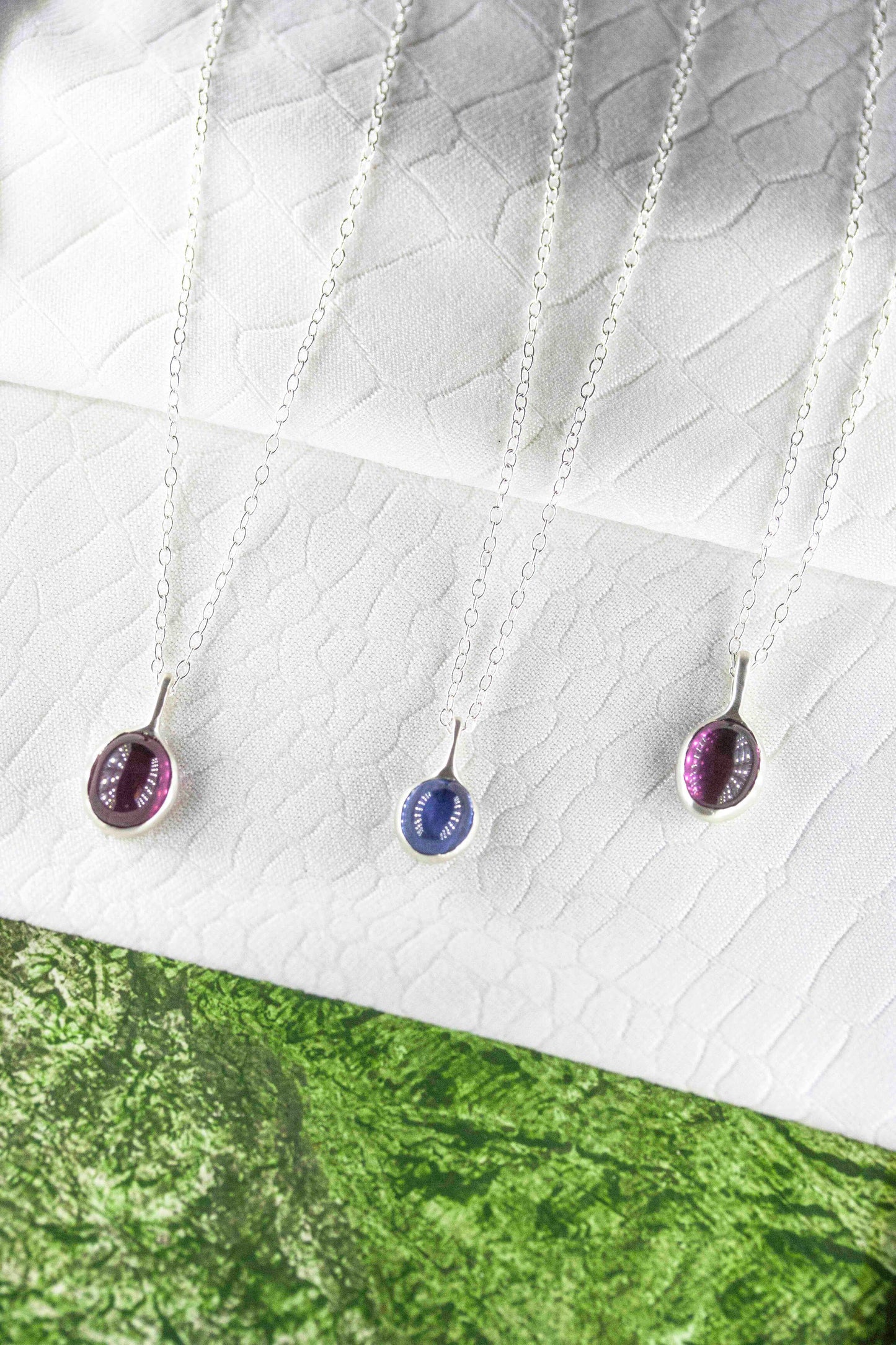 Collection de pendentifs en pierres précieuses