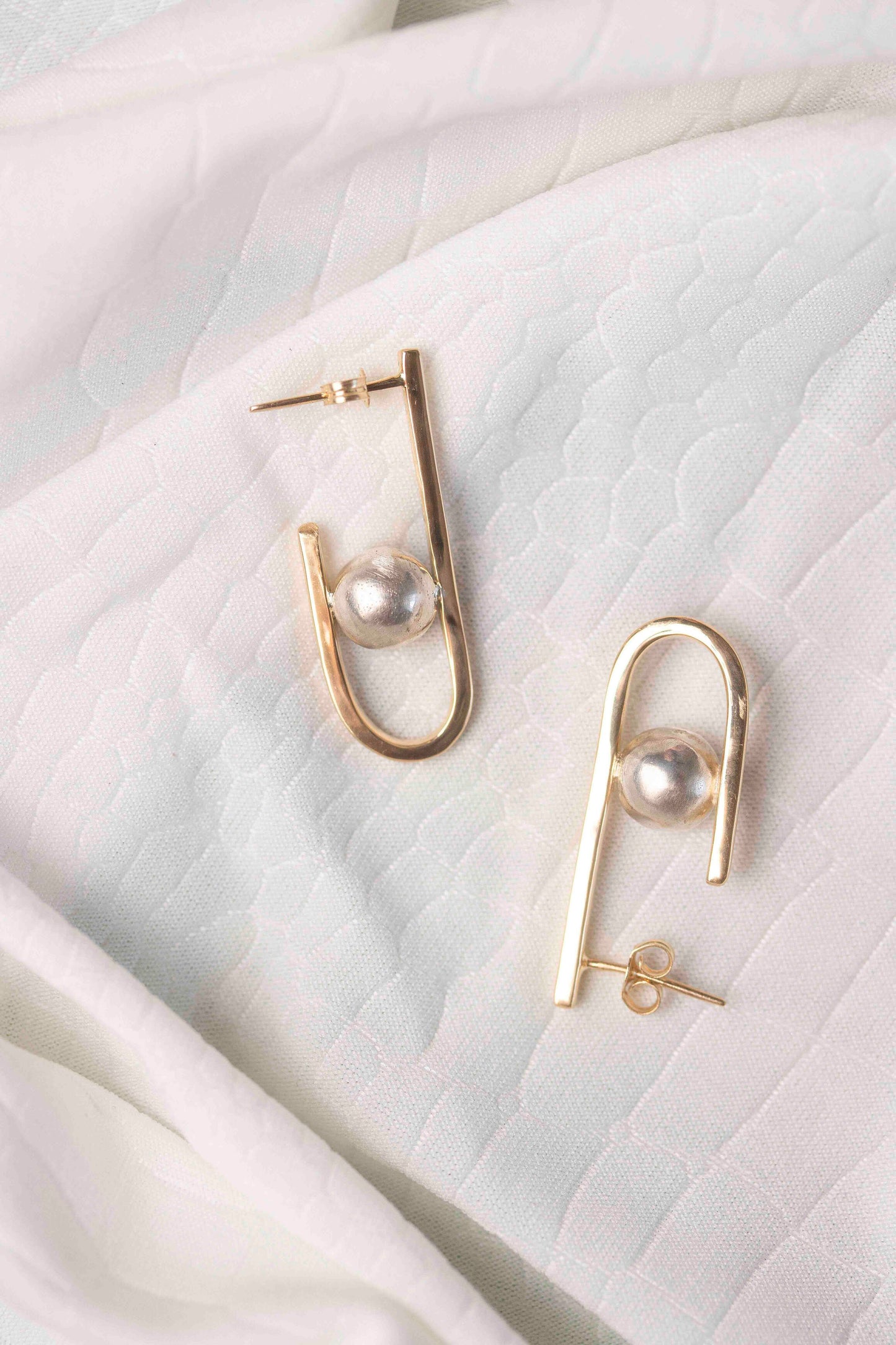 Créoles en or massif 18 carats avec accent argenté - Boucles d'oreilles Orbita de 5 cm