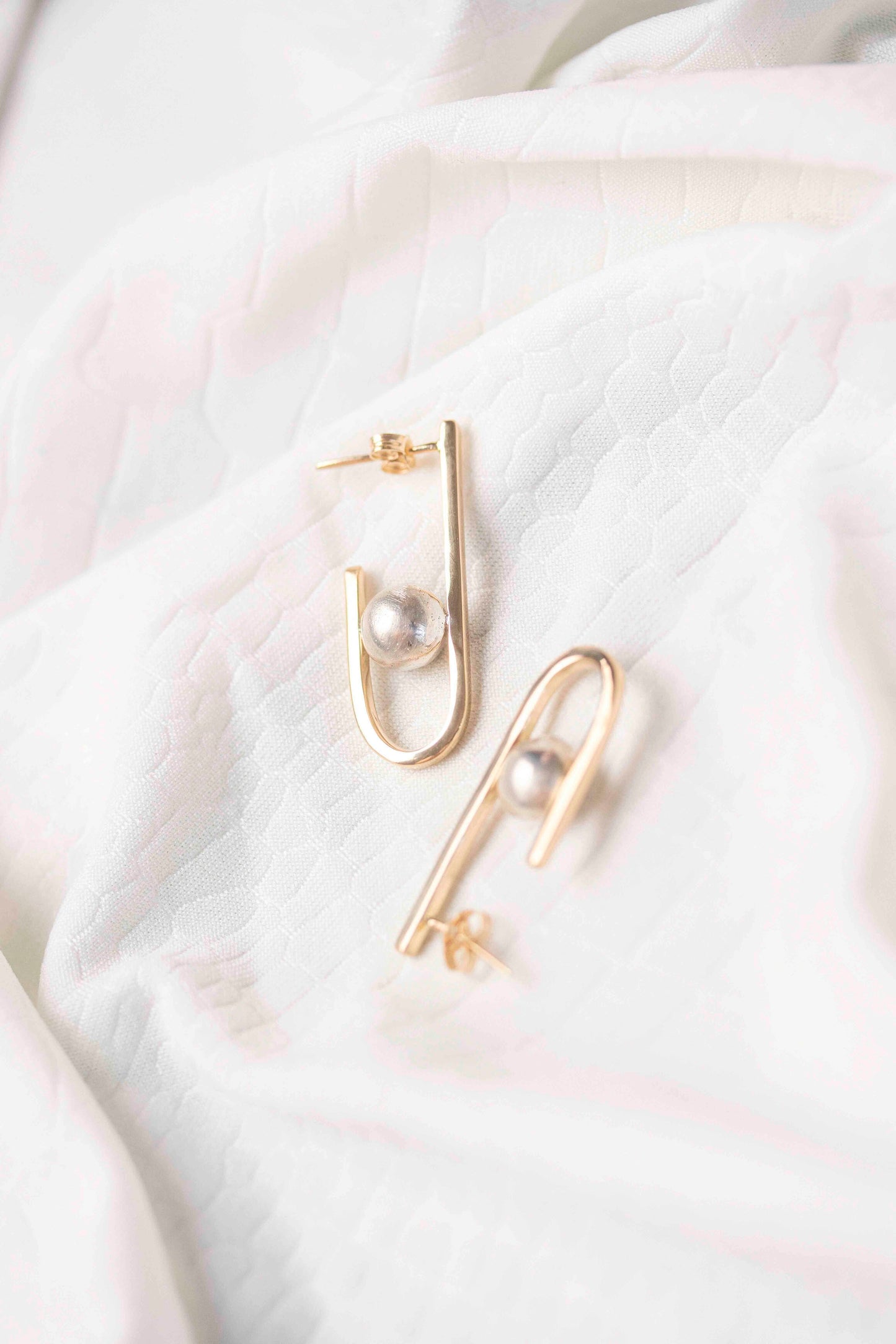 Créoles en or massif 18 carats avec accent argenté - Boucles d'oreilles Orbita de 5 cm