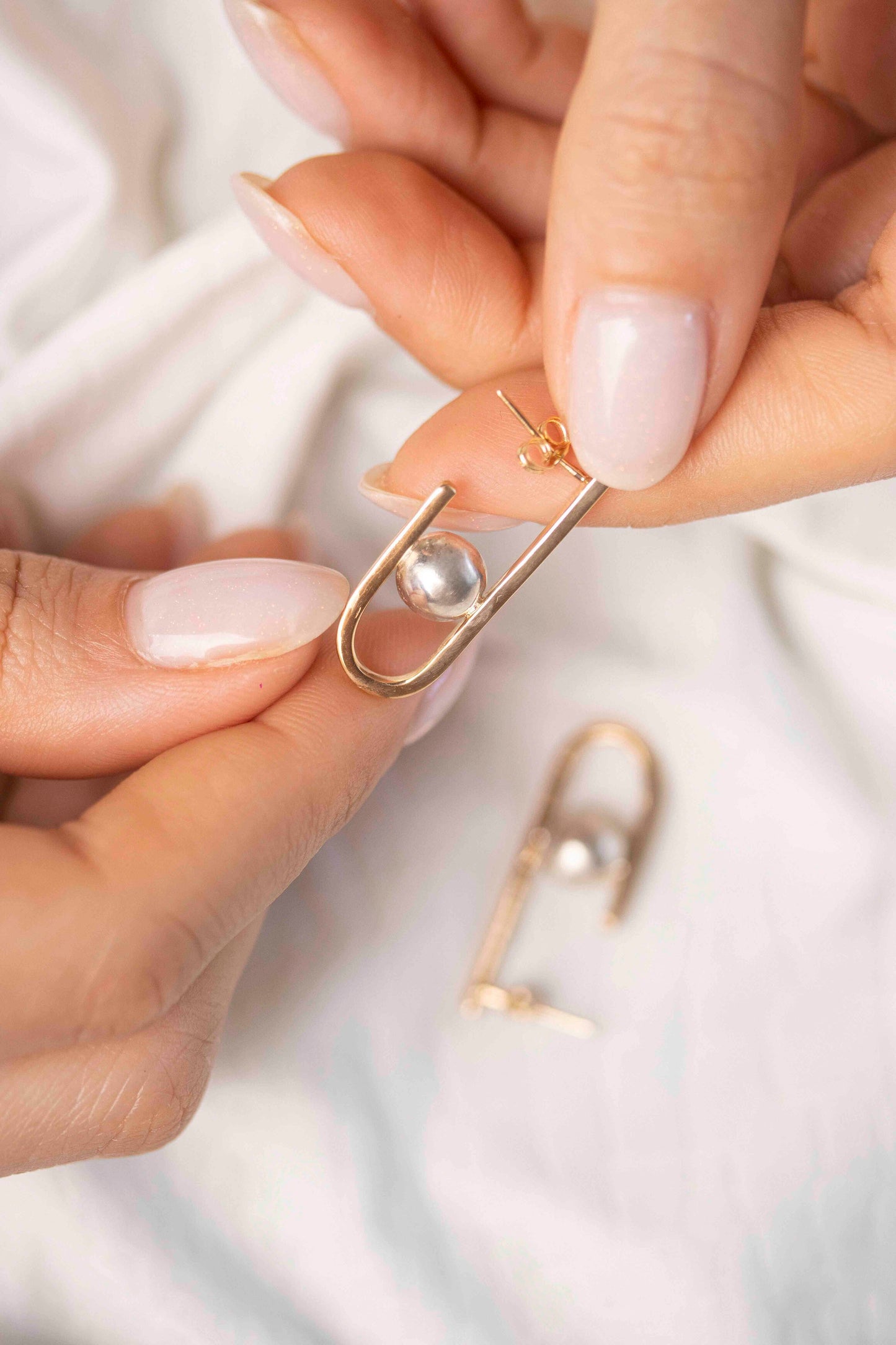 Créoles en or massif 18 carats avec accent argenté - Boucles d'oreilles Orbita de 5 cm